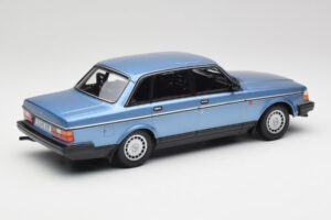 Volvo 240 GL Blå Metallic Minichamps 1:18 155171404 Metall — bild 2 av 6