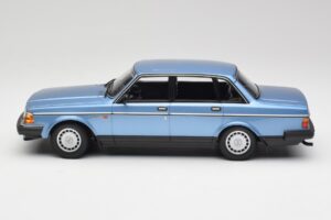 Volvo 240 GL Blå Metallic Minichamps 1:18 155171404 Metall — bild 3 av 6