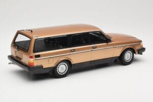 Volvo 240 GL Kombi Gold Metallic Minichamps 1:18 155171415 Metall — bild 2 av 6