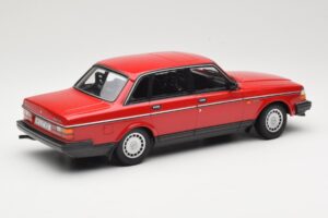 Volvo 240 GL Mörkröd Minichamps 1:18 166171401 Metall — bild 2 av 6