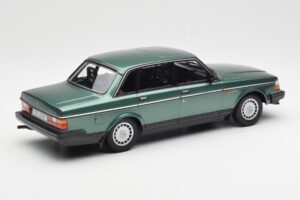 Volvo 240 GL Grön Metallic Minichamps 1:18 155171400 Metall — bild 2 av 6