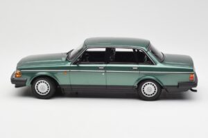 Volvo 240 GL Grön Metallic Minichamps 1:18 155171400 Metall — bild 3 av 6