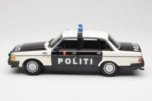 Volvo 240 GL Politi Norway Svart Minichamps 1:18 155171496 Metall — bild 3 av 6