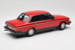 Volvo 240 GL Röd Minichamps 1:18 155171401 Metall — bild 2 av 6