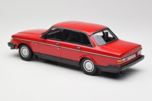 Volvo 240 GL Röd Minichamps 1:18 155171401 Metall — bild 5 av 6