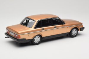 Volvo 240 GL Guld Minichamps 1:18 155171405 Metall — bild 2 av 6