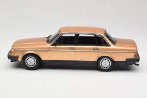 Volvo 240 GL Guld Minichamps 1:18 155171405 Metall — bild 3 av 6