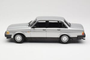Volvo 240 GL Silver Minichamps 1:18 155171408 Metall — bild 3 av 6