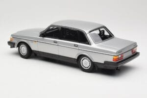 Volvo 240 GL Silver Minichamps 1:18 155171408 Metall — bild 5 av 6