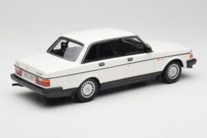 Volvo 240 GL Vit Minichamps 1:18 155171402 Metall — bild 2 av 6