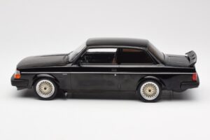 Volvo 240 Turbo Svart Custom IXO 1:18 18CMC178 Metall — bild 3 av 6