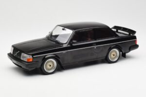 Volvo 240 Turbo Svart Custom IXO 1:18 18CMC178 Metall