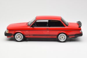 Volvo 240 Turbo Röd Custom IXO 1:18 18CMC177 Metall — bild 3 av 5