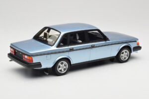 Volvo 244 Turbo Ljusblå DNA 1:18 DNA000135 Metall — bild 2 av 6