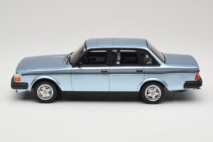 Volvo 244 Turbo Ljusblå DNA 1:18 DNA000135 Metall — bild 3 av 6