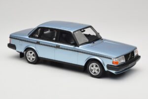 Volvo 244 Turbo Ljusblå DNA 1:18 DNA000135 Metall — bild 4 av 6