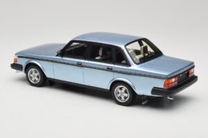 Volvo 244 Turbo Ljusblå DNA 1:18 DNA000135 Metall — bild 5 av 6