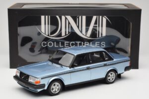 Volvo 244 Turbo Ljusblå DNA 1:18 DNA000135 Metall — bild 6 av 6