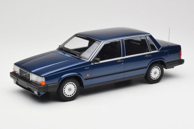 Volvo 740 GL Dark Blue Metallic Minichamps 1:18 155171701 Metall