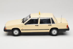 Volvo 740 GL Taxi Tyskland Minichamps 1:18 155171792 Metall — bild 3 av 6