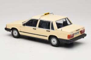 Volvo 740 GL Taxi Tyskland Minichamps 1:18 155171792 Metall — bild 5 av 6