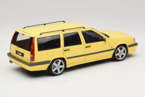 Volvo 850 T-5R Kombi Cream Yellow AUTOart 1:18 79506 Metall — bild 3 av 8
