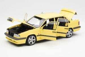 Volvo 850 T-5R Gul AUTOart 1:18 79501 Metall — bild 2 av 8