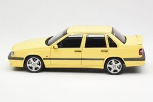 Volvo 850 T-5R Gul AUTOart 1:18 79501 Metall — bild 4 av 8