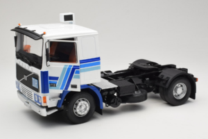 Volvo F12 Blå Vit Road Kings 1:18 RK180033 Metall — bild 2 av 8