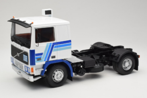 Volvo F12 Blå Vit Road Kings 1:18 RK180033 Metall
