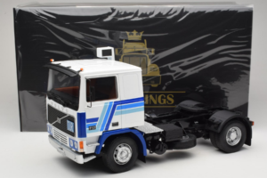 Volvo F12 Blå Vit Road Kings 1:18 RK180033 Metall — bild 8 av 8