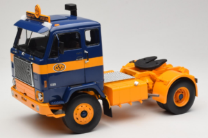 Volvo F88 Mörkblå Gul MCG 1:18 MCG18140 Metall