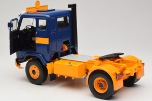 Volvo F88 Mörkblå Gul MCG 1:18 MCG18140 Metall — bild 5 av 8