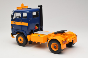 Volvo F88 Mörkblå Gul MCG 1:18 MCG18140 Metall — bild 7 av 8