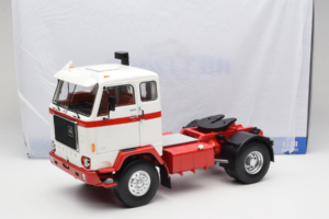 Volvo F88 Vit Röd MCG 1:18 MCG18141 Metall — bild 8 av 8