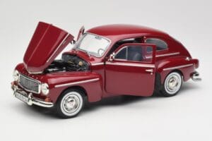 Volvo PV544 Cherry Red Revell 1:18 08887 Metall — bild 2 av 8