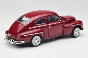 Volvo PV544 Cherry Red Revell 1:18 08887 Metall — bild 3 av 8