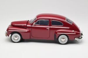 Volvo PV544 Cherry Red Revell 1:18 08887 Metall — bild 4 av 8