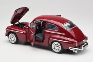 Volvo PV544 Cherry Red Revell 1:18 08887 Metall — bild 5 av 8