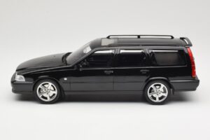 Volvo V70 R P80 Svart DNA 1:18 DNA000232 Metall — bild 3 av 6