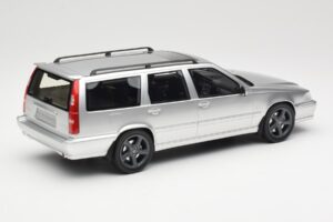 Volvo V70 R P80 Silver DNA 1:18 DNA000155 Metall — bild 2 av 6