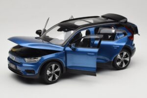 Volvo XC40 Recharge Blå Metallic Paudi Model 1:18 2562373 Metall — bild 2 av 8