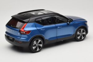 Volvo XC40 Recharge Blå Metallic Paudi Model 1:18 2562373 Metall — bild 3 av 8