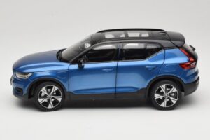 Volvo XC40 Recharge Blå Metallic Paudi Model 1:18 2562373 Metall — bild 4 av 8