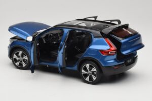 Volvo XC40 Recharge Blå Metallic Paudi Model 1:18 2562373 Metall — bild 5 av 8