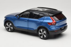 Volvo XC40 Recharge Blå Metallic Paudi Model 1:18 2562373 Metall — bild 7 av 8
