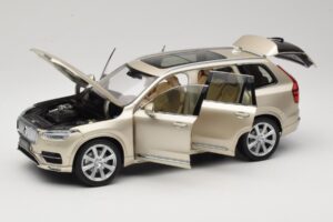 Volvo XC90 Luminous Sand Yellow Paudi Model 1:18 9430841 Metall — bild 2 av 8