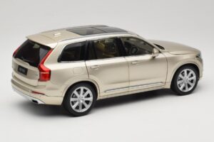 Volvo XC90 Luminous Sand Yellow Paudi Model 1:18 9430841 Metall — bild 3 av 8