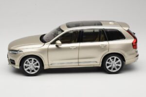 Volvo XC90 Luminous Sand Yellow Paudi Model 1:18 9430841 Metall — bild 4 av 8