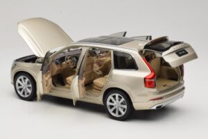 Volvo XC90 Luminous Sand Yellow Paudi Model 1:18 9430841 Metall — bild 5 av 8